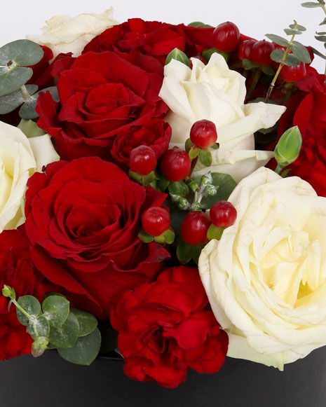 Aranjament cu flori rosii si albe