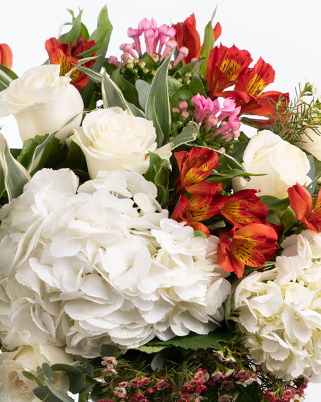 Buchet cu hortensii și trandafiri albi