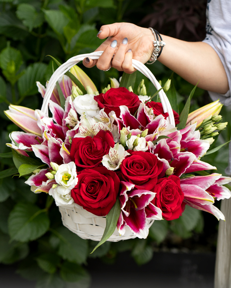 Classy basket with roses and eustoma