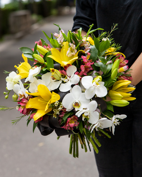 Buchet orhidee, crini şi alstroemeria