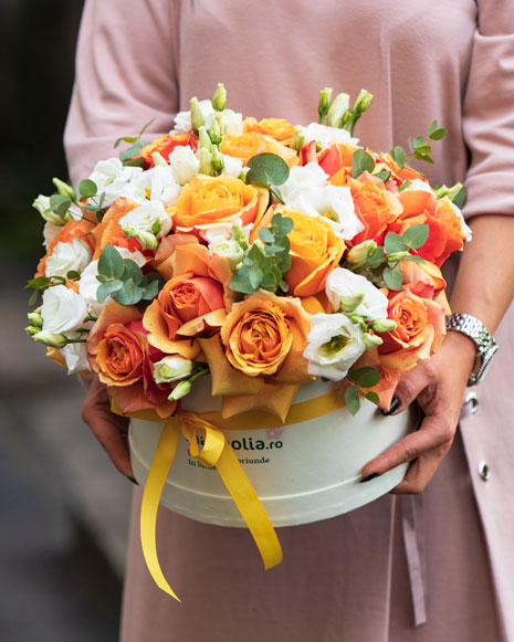 Cutie cu trandafiri portocalii și eustoma