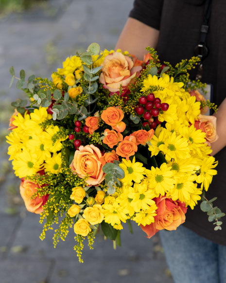 Buchet cu flori galbene şi orange