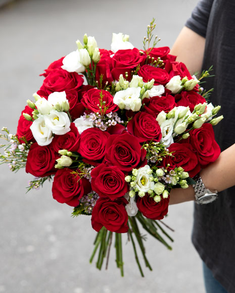 Bouquet with red roses and eustoma