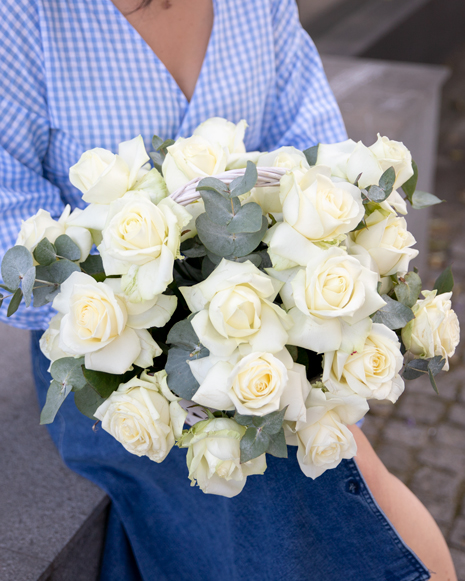 White roses basket