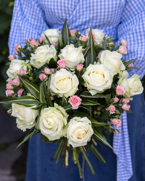 Buchet cu trandafiri albi și roz