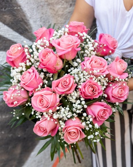 Buchet cu trandafiri roz şi gypsophila