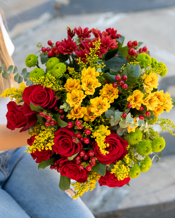 Buchet cu flori roşii şi galbene