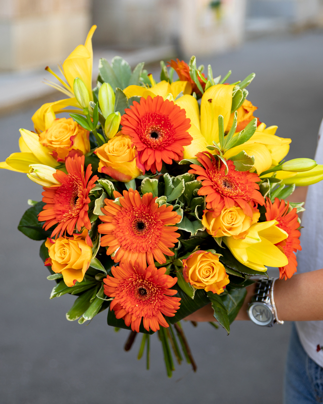 Buchet din crini, gerbera şi trandafiri 