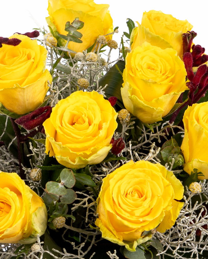 Buchet cu trandafiri galbeni și calocephalus