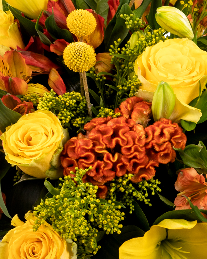 Buchet cu flori galbene şi portocalii