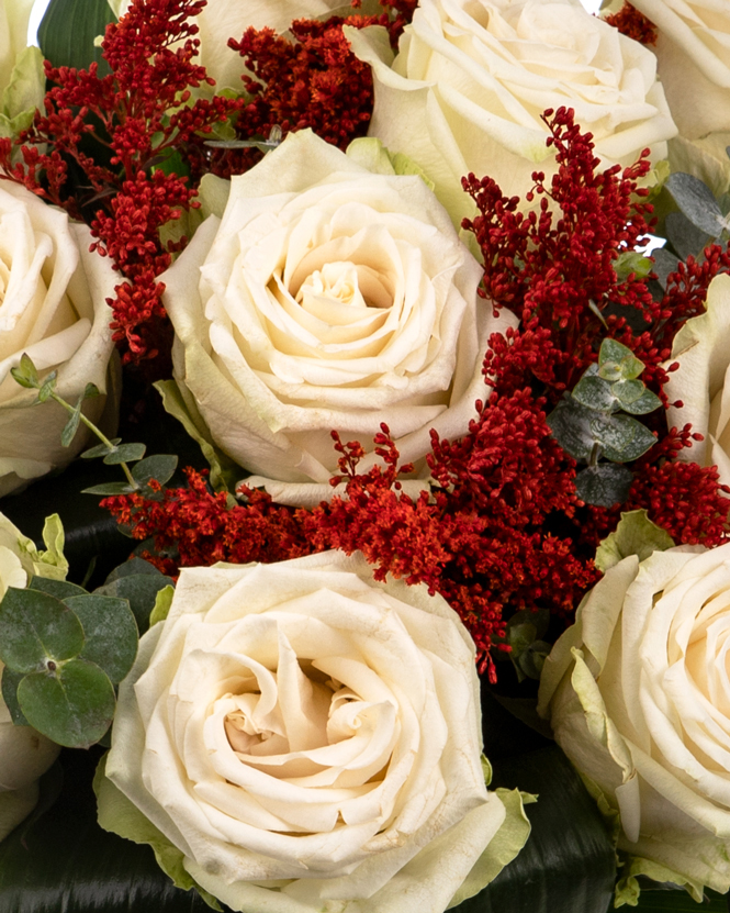 Buchet cu trandafiri albi și solidago