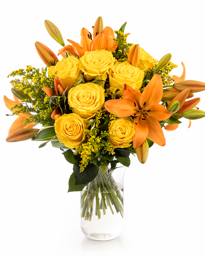 Buchet cu trandafiri galbeni și crini portocalii
