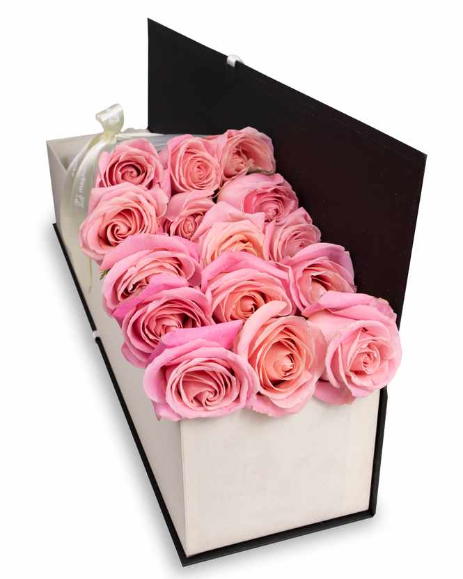 Box with pink roses