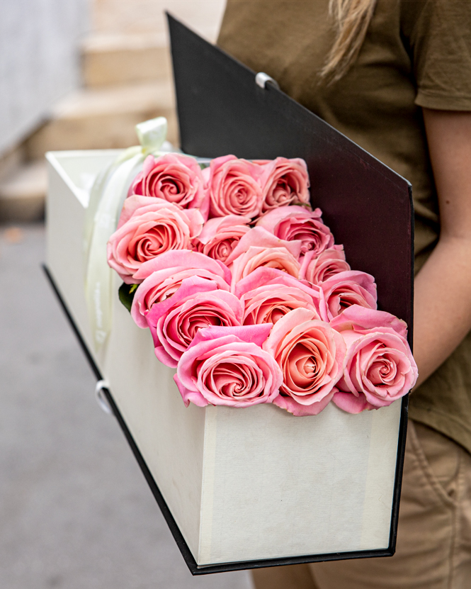 Box with pink roses