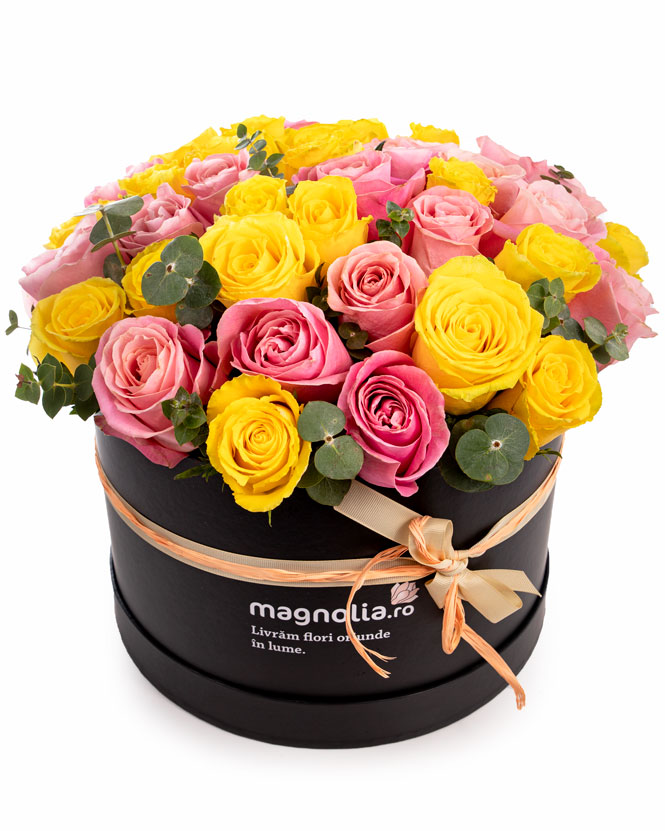Aranjament cutie trandafiri roz şi galbeni