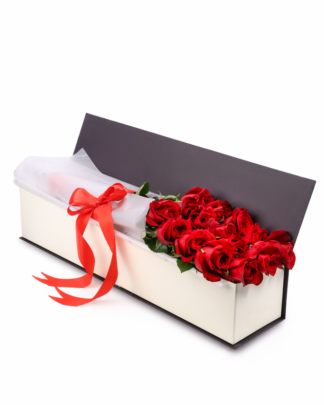 Box with red roses