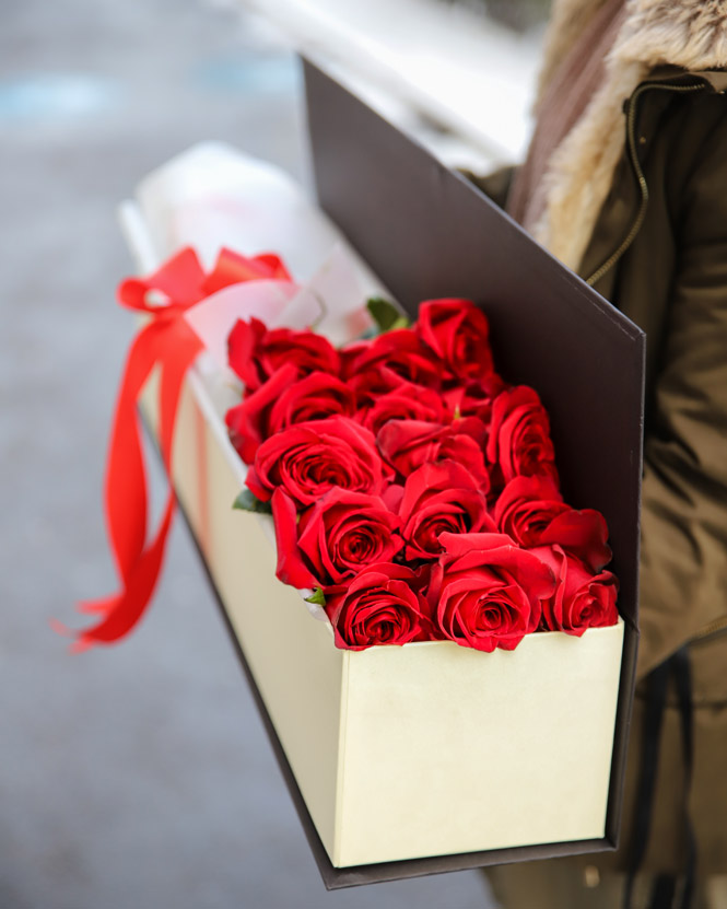 Box with red roses