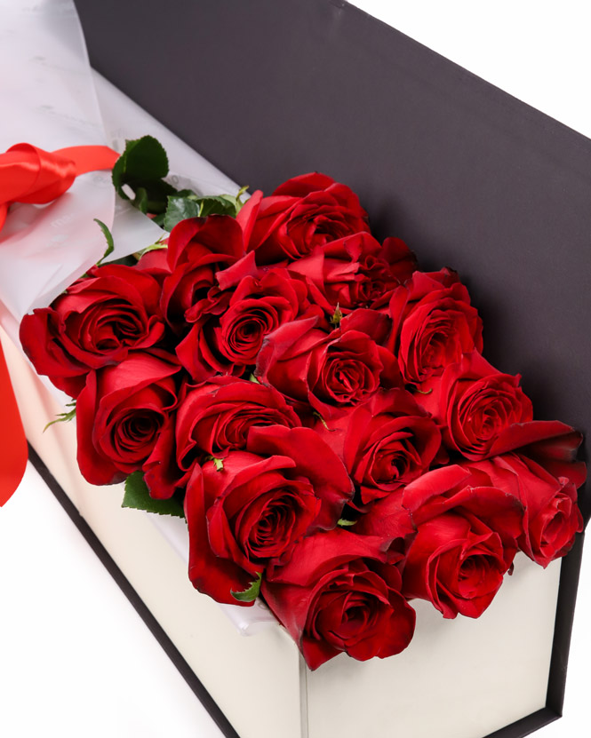 Box with red roses