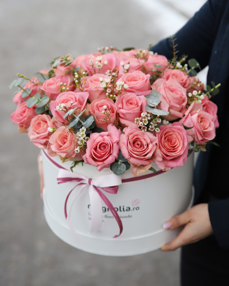Cutie rotundă cu trandafiri roz