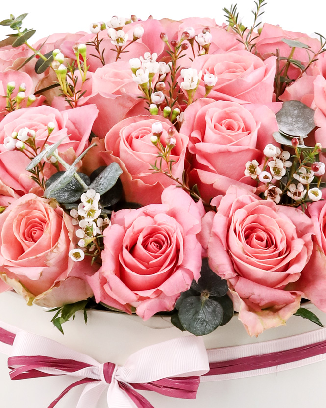 Round box with pink roses