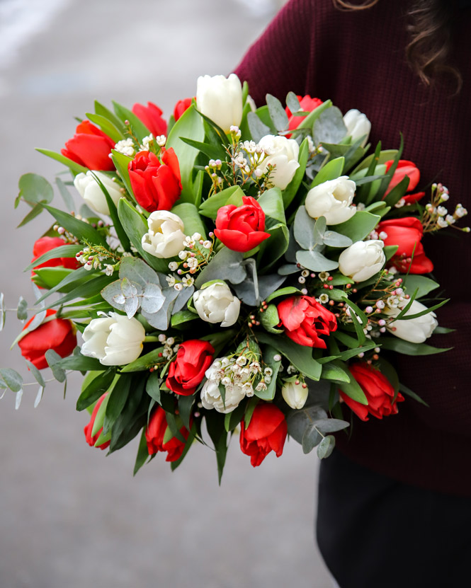 White and red tulip bouquet