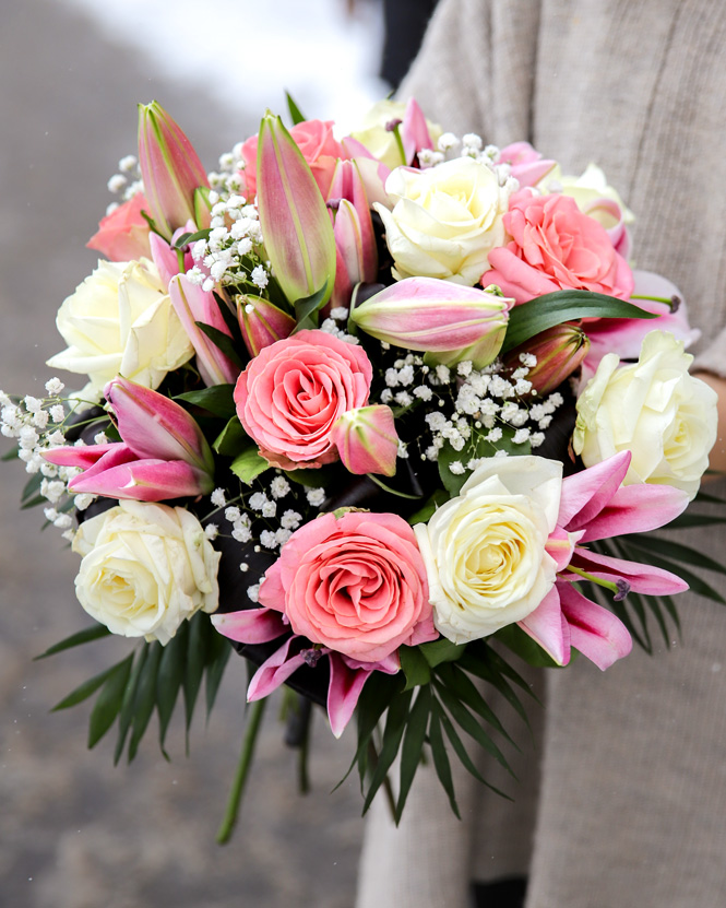 Elegant bouquet of lilies and roses