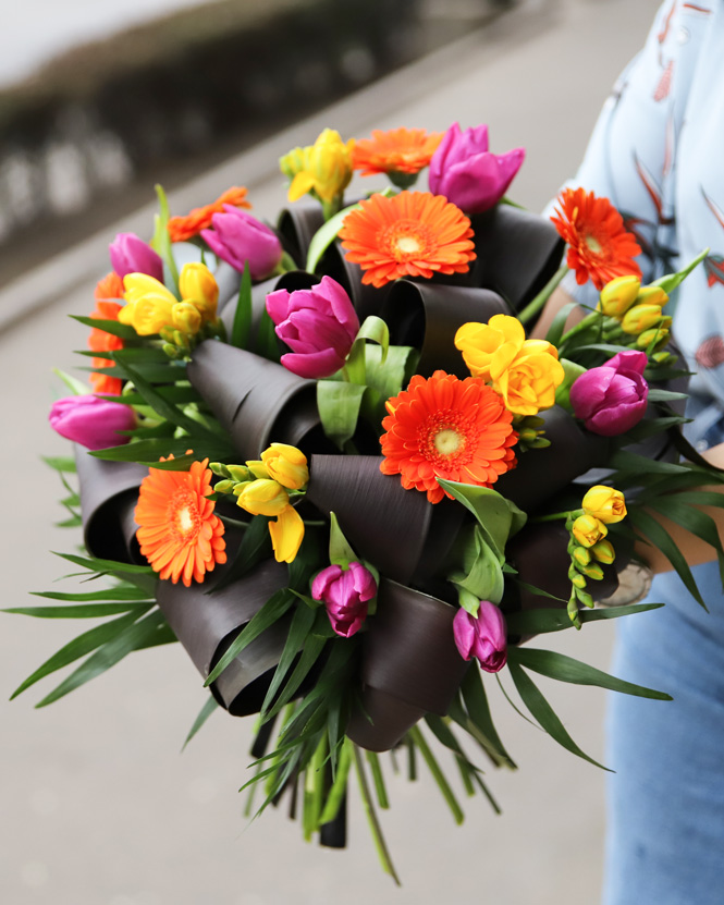 Buchet Flori de 8 martie Buchet frezii lalele si gerbera