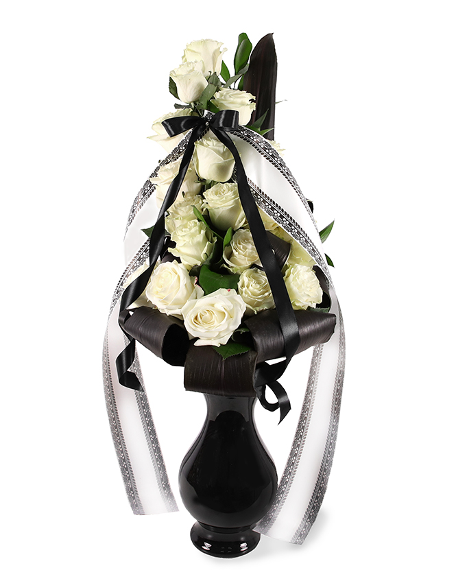 Buchet funerar cu trandafiri alb