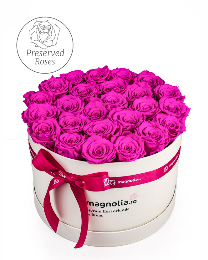 Box with pink preserved roses 