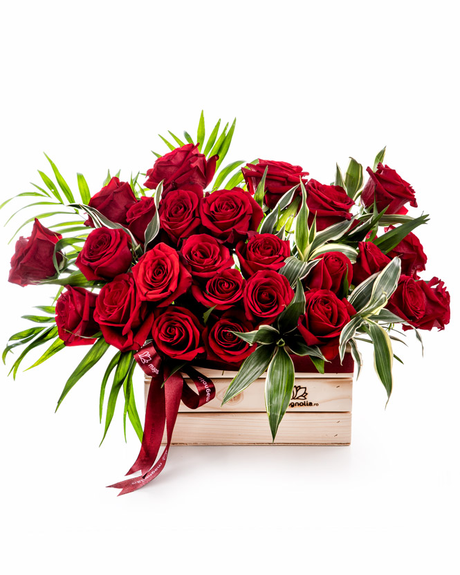 Aranjament cu trandafiri roșii în lădiță