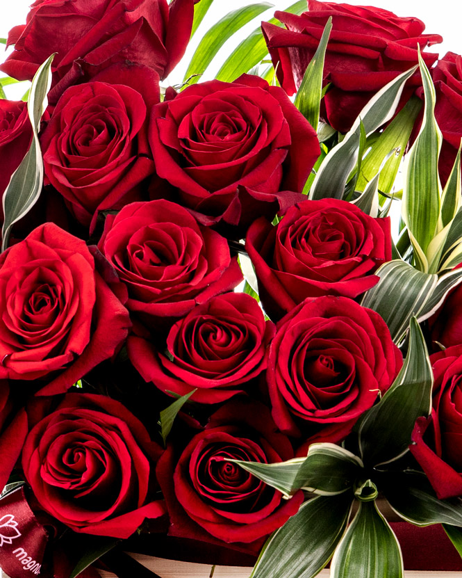 Aranjament cu trandafiri roșii în lădiță