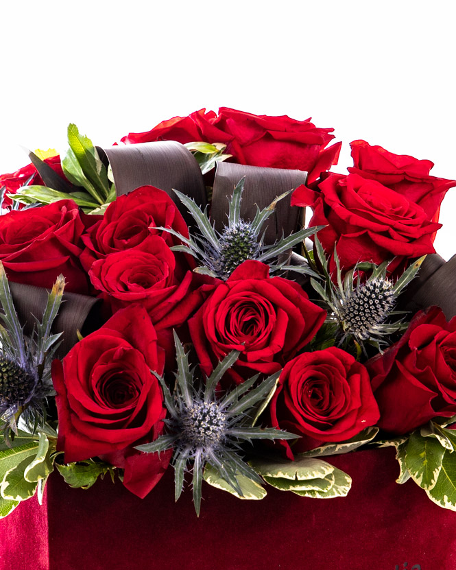 Aranjament inimă cu trandafiri roșii