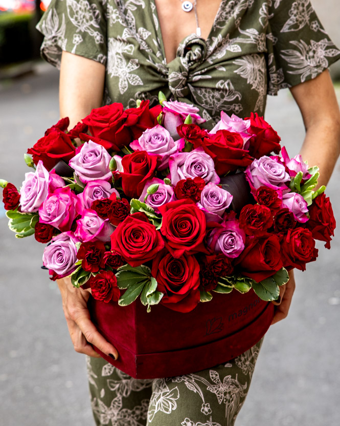 Cutie inimă cu trandafiri mov și roșii