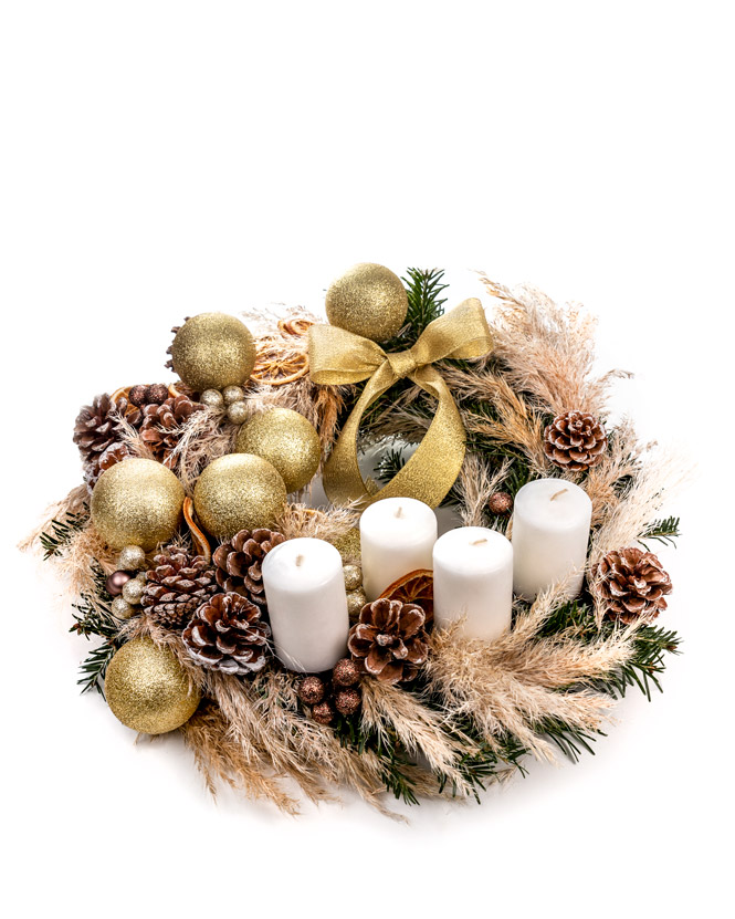 Advent wreath with fir cones