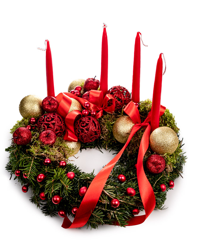 Advent wreath with red accesories