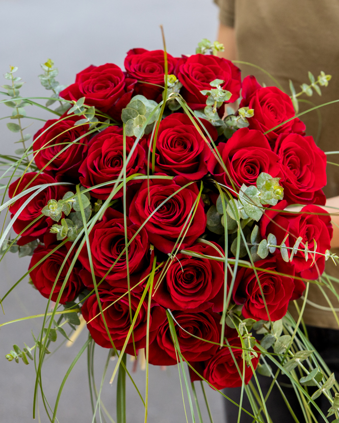 Buchet cu trandafiri roșii și beargrass
