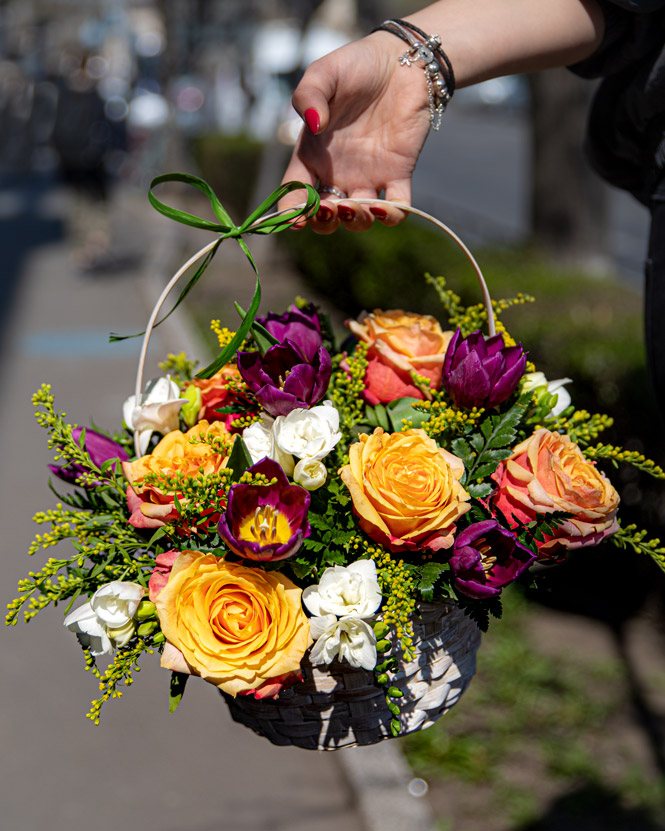 Basket with colorful flowers 