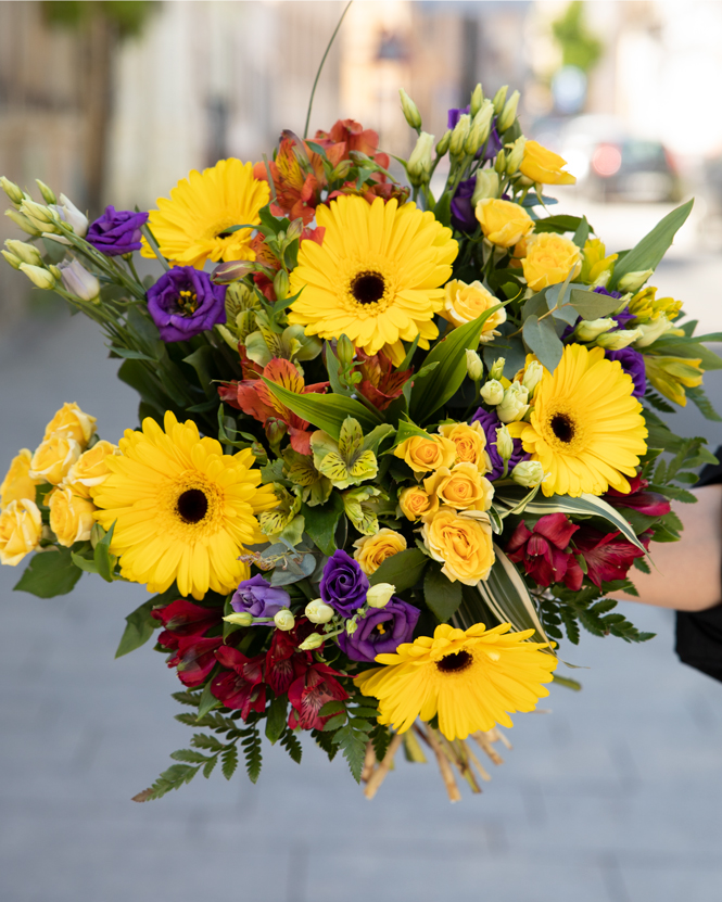 Buchet cu gerbera, trandafiri şi alstroemeria 