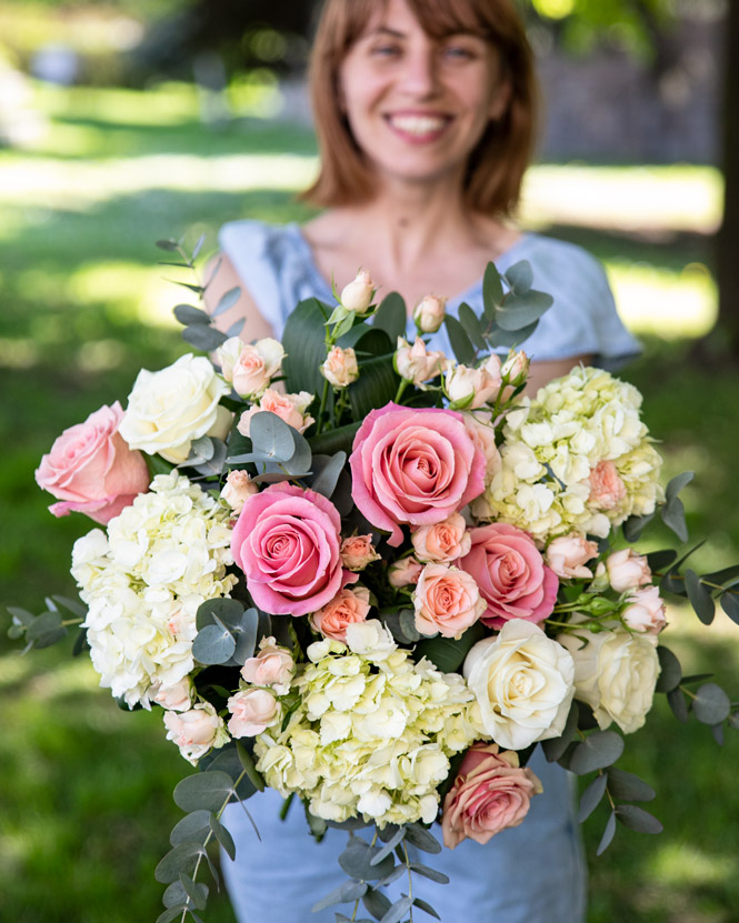 Buchet cu hortensii și trandafiri roz