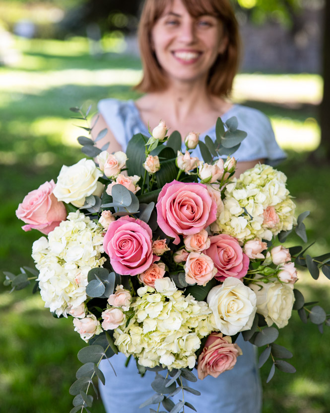 Bouquet of hydrangea and pink roses