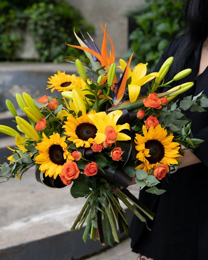 Buchet cu floarea-soarelui și strelitzia