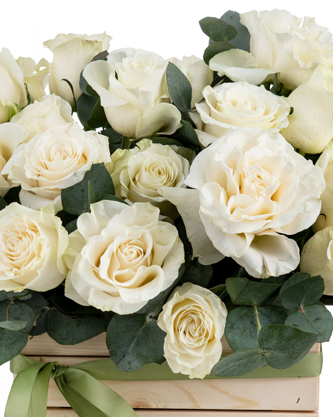 Aranjament cu trandafiri albi