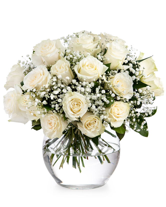 Buchet trandafiri albi şi gypsophila