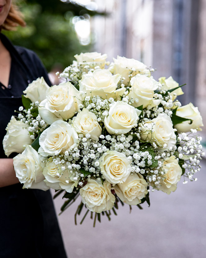 Buchet trandafiri albi şi gypsophila