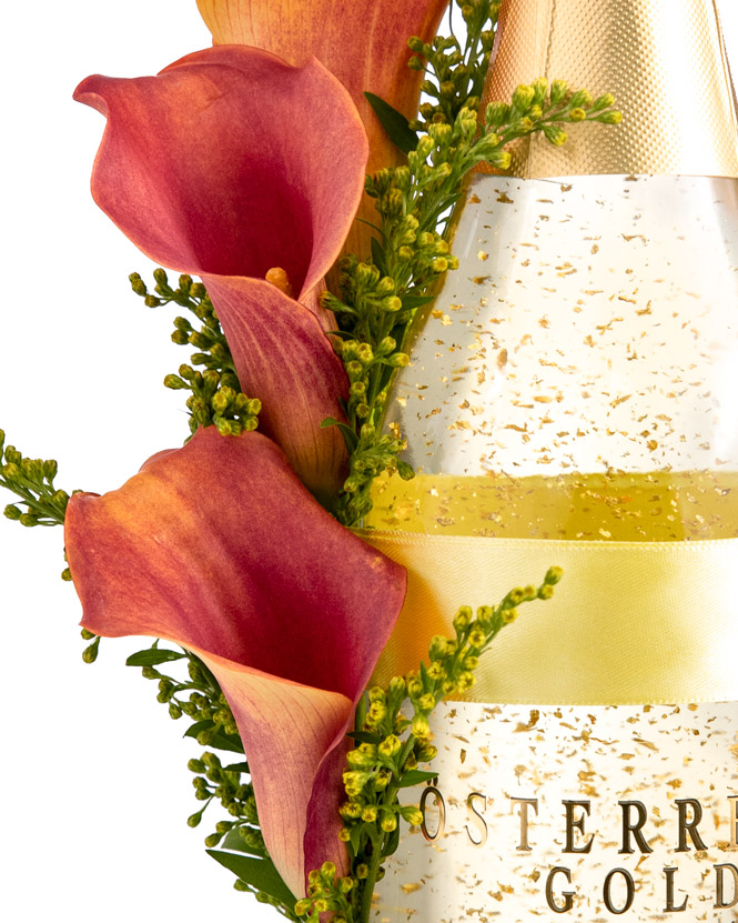 Aranjament floral pe sticla de sampanie