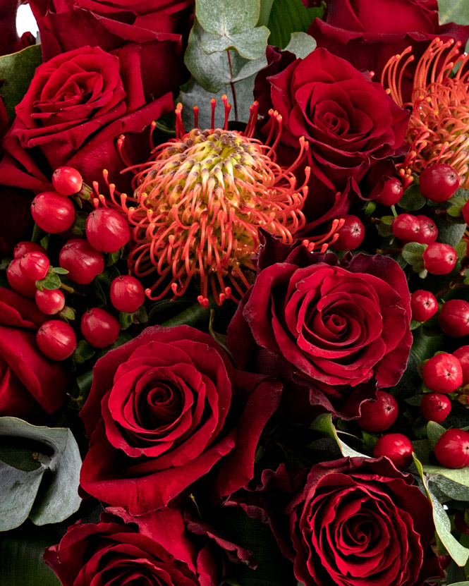 Buchet de trandafiri roșii și leucospermum