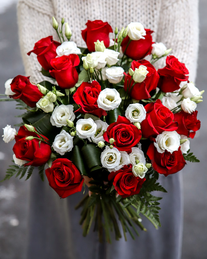 Bouquet with roses, eustoma and aspidistra