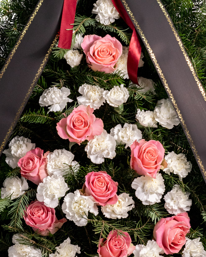 Coroană funerară cu garoafe și trandafiri roz