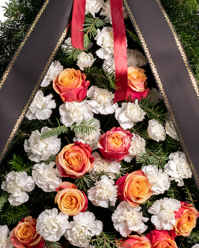Coroană funerară cu garoafe și trandafiri portocalii