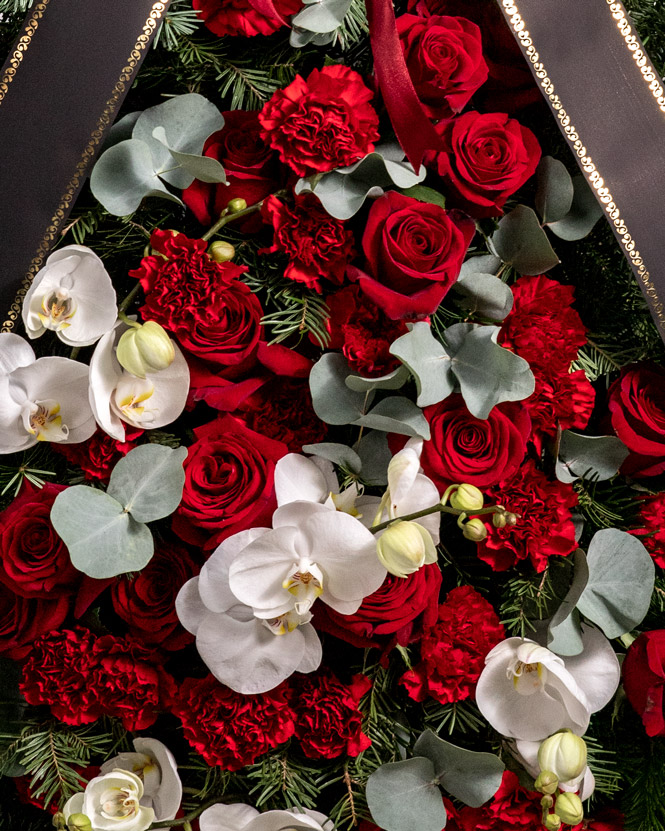 Coroană funerară cu trandafiri, orhidee și garoafe